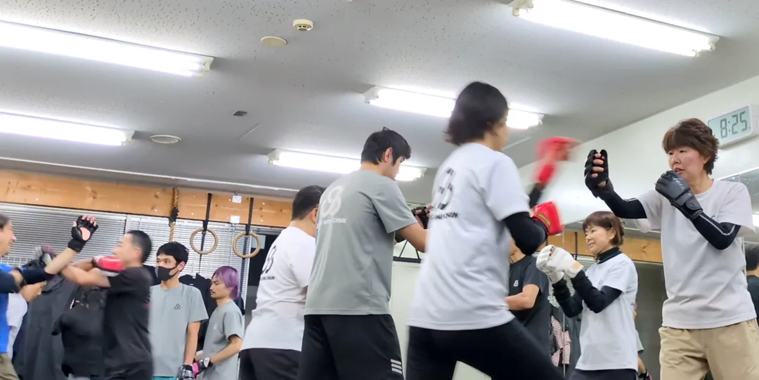 詠春拳クラス。生徒達が楽しく練習している姿